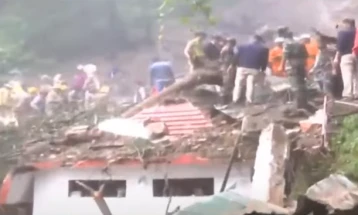 Поради обилни дождови се урна антички храм во Индија, загинаа девет лица