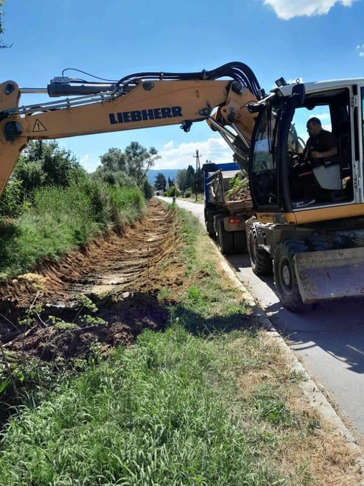 Се чистат каналите на водотеците во Берово