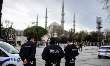 Hetime dhe arrestime për shkak të një fotosesioni në një xhami në Ankara
