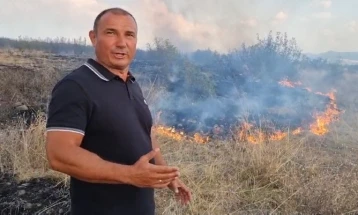 Zjarri në fshatin Sokollarcë ende është aktiv, po e shuajnë tre er-traktorë dhe një helikopter