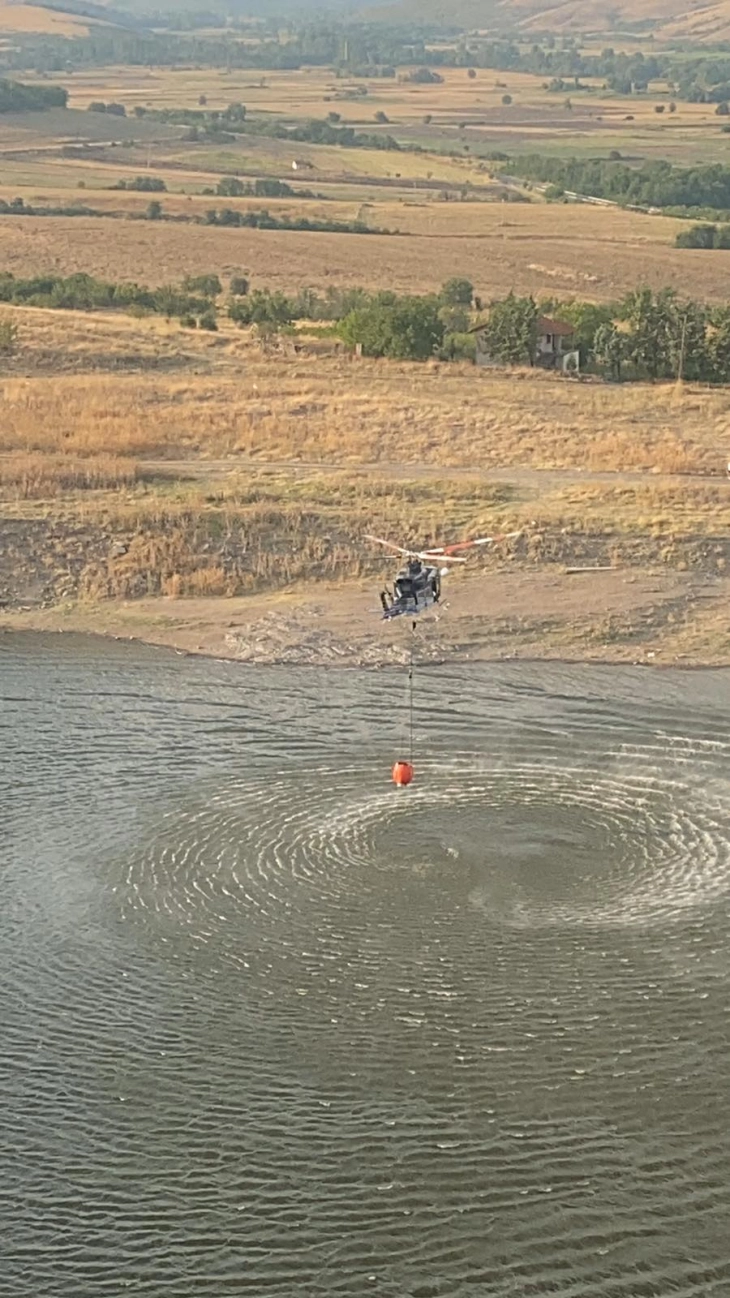 Два хеликоптери на МВР учествуваа во локализирање на пожарот во Кочанско со исфрлени 56 тони вода