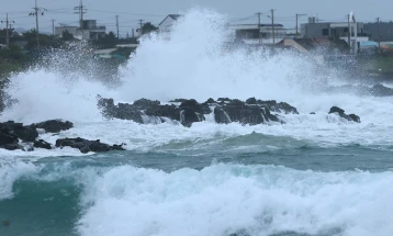 Së paku 23 të lënduar në tajfunin Lan në Japoninë perëndimore, janë anuluar mbi 500 fluturime