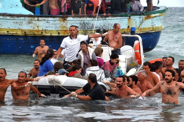 Dyfishohet numri i emigrantëve që mbërrijnë me anije në Itali