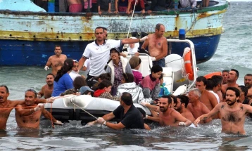 Dyfishohet numri i emigrantëve që mbërrijnë me anije në Itali