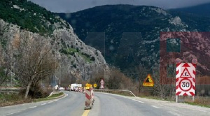 Për shkak të asfaltimit është i mbyllur për qarkullim aksi Veles - Gradsko