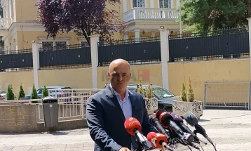 Kovaçevski: Është duke u hartuar ligji për pagat me të cilin do të rregullohen edhe pagat e të zgjedhurve