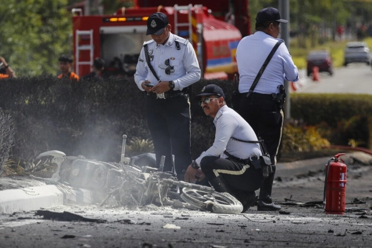 Malajzi: Të paktën 10 të viktima pasi që një aeroplan u rrëzua në autostradë
