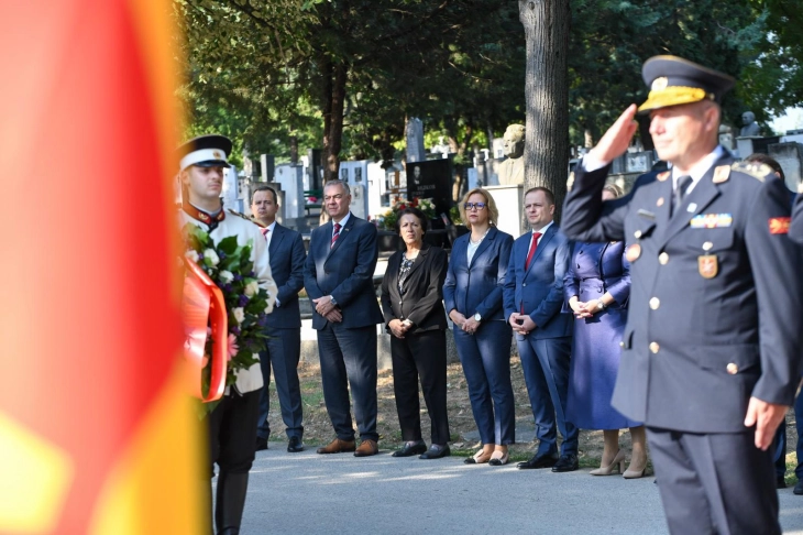 Делегацијата на Влада положи цвеќе на Партизанските гробишта во Бутел по повот Денот на Армијата