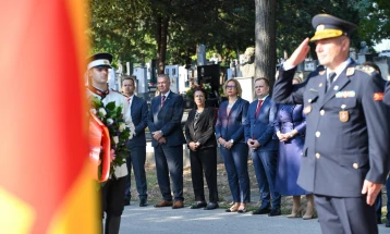 Delegacioni qeveritar vendosi lule në varrezat partizane në Butel me rastin e Ditës së Armatës