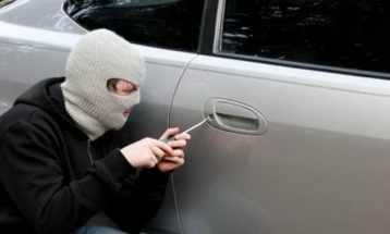 Приведени две лица за кражба на автомобил во Тетово