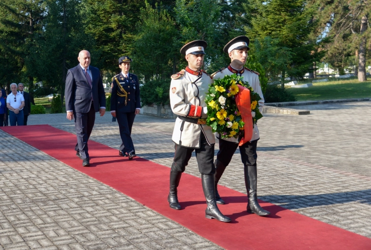 Владината делегација положи цвеќе по повод Денот на армијата