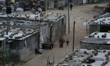 ОН ги замрзнаа своите активности во палестинскиот бегалски камп во Либан поради присуството на вооружени лица