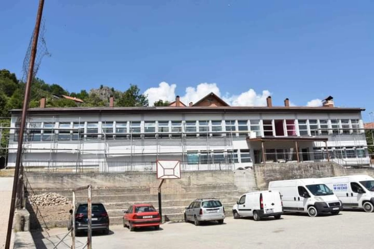 Kryetari i komunës së Dibrës, Duka në inspektim në aktivitetet për rinovimin e shkollës në fshatin Mogorçë