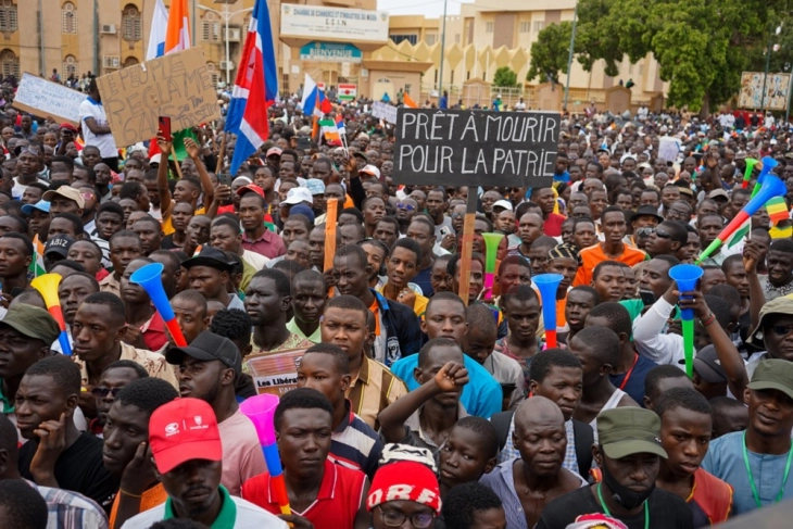 Mijëra njerëz morën pjesë në Niamej në demonstratat në mbështetje të ushtrisë së Nigerit