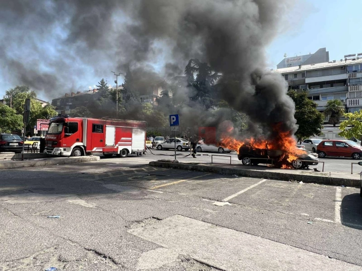 Запалено возило пред плоштадот „Скендербег”, изгасено со брза интервенција на пожарникарите
