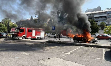Digjet një makinë para sheshit “Skënderbeu”, është shuar nga intervenimi i shpejtë i zjarrfikësve