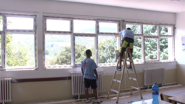 Се менуваат прозорците во штипското медицинско училиште