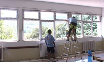 Се менуваат прозорците во штипското медицинско училиште