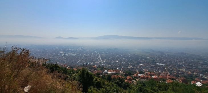 Zjarri në një sipërfaqe me mbeturina të deponuara afër Volkovisë shkaktar për tymin intensiv mbrëmë dhe sot në Tetovë
