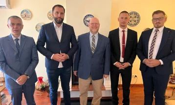 Hovenier u takua me përfaqësues të serbëve të Kosovës të cilët janë opozitë të Listës serbe