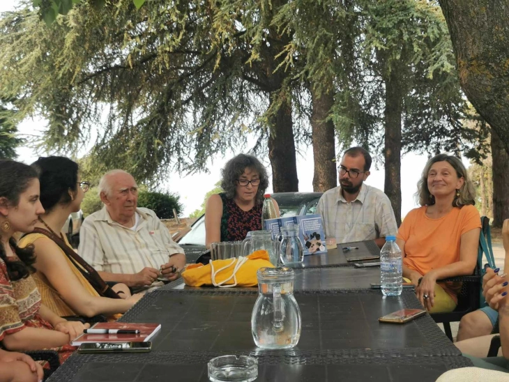 Семинаристите од Летната школа по македонски јазик разговараа со писателот Влада Урошевиќ