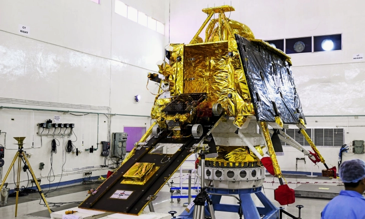 Rusia përgëzoi Indinë për uljen e anijes së saj kozmike në Hënë