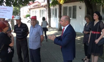 Berovo pensioners protest, meet mayor