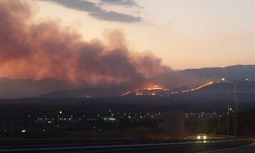 Пожарот на истокот изгаснат, но три активни пожари има во Скопско, пожарот кај Ајватовци доби сериозни димензии
