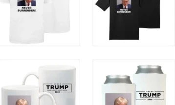 Трамп од четвртокот заработил 7,1 милиони долари од продажба на маици и шолји со затворската слика