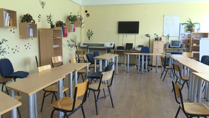 Новата учебна година во Прилеп без 100 првачиња и со прашања како до сите учебници