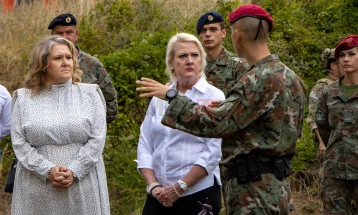 Petrovska dhe Ageler vizituan pjesëmarrësit e stërvitjes multilaterale në kazermën 