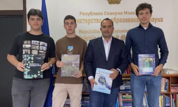 Средба на министерот Шаќири со учениците кои освоија бронзени медали на Меѓународната олимпијада по хемија