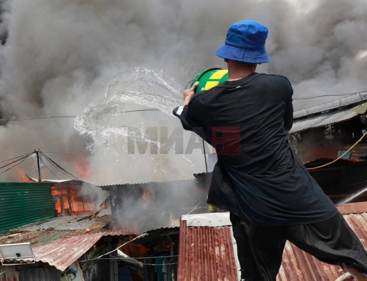 Në Filipine 15 persona humbën jetën në një zjarr, zjarrfikësit janë vonuar për shkak të përmbytjeve dhe adresës së gabuar