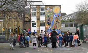 На повеќе од 150 училишта во Британија им е наредено да затворат некои од нивните згради поради небезбеден бетон