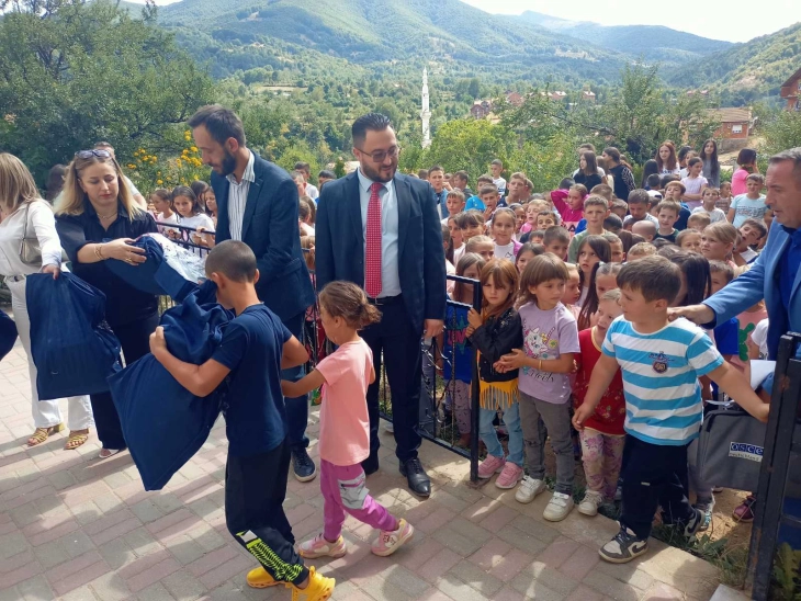 Në shkollën fillore komunale “Liria” në Jabollçisht të Epërm dhe të Poshtëm u ndanë mbi 900 pako me pajisje shkollore dhe veshmbathje