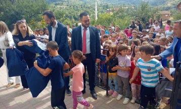 Në shkollën fillore komunale “Liria” në Jabollçisht të Epërm dhe të Poshtëm u ndanë mbi 900 pako me pajisje shkollore dhe veshmbathje