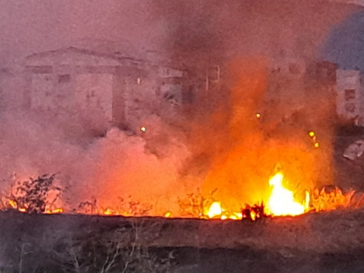 Пожар кај населба Лисиче, гори трева, нема опасност по околните куќи и згради