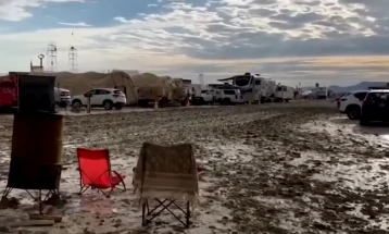 Shtatëdhjetë mijë njerëz të ngujuar në baltë pas të reshurave të fuqishme në festivalin në Nevada, një person e ka humbur jetën