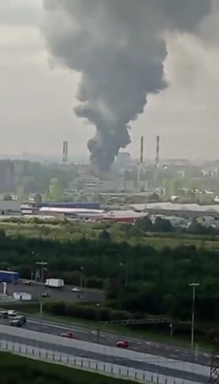 Голем пожар избувна во хангар во Санкт Петербург