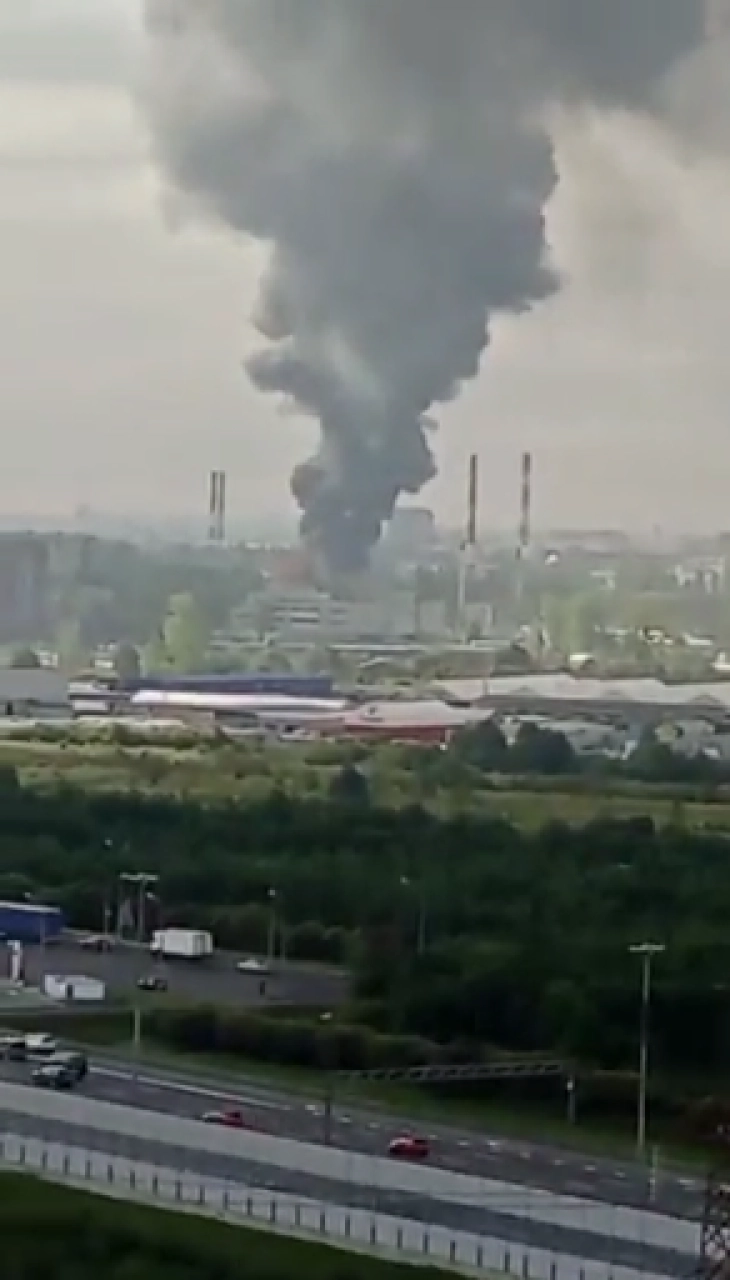 Zjarr i madh shpërtheu në një hangar në Shën Petersburg