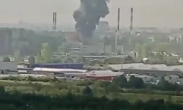 Zjarr i madh shpërtheu në një hangar në Shën Petersburg
