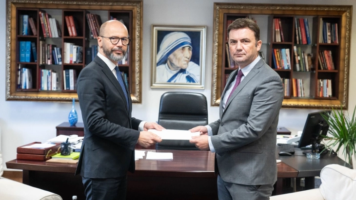 New Slovenian Ambassador Presker hands over credentials to FM Osmani