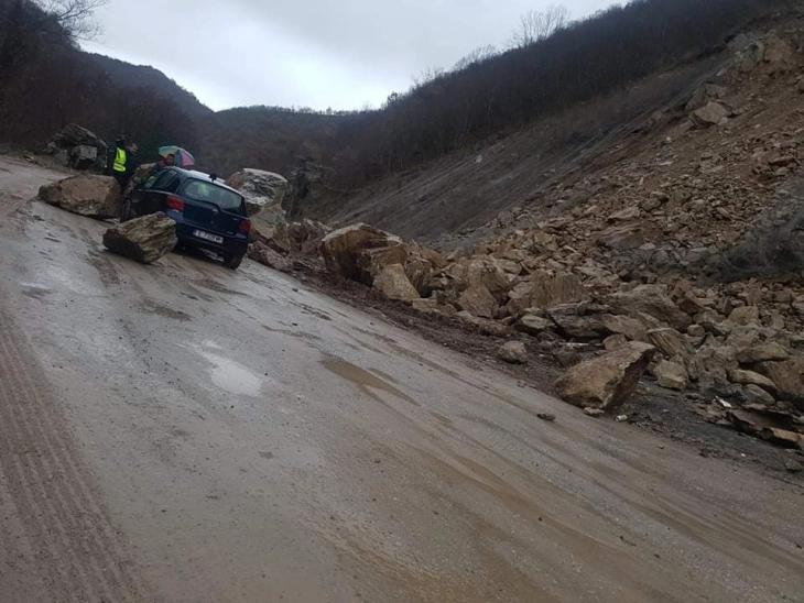 Со наноси од земја и кал, непрооден е патот од село Степанци Општина Чашка кон Прилеп