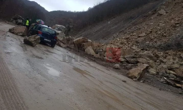 Me vërshime dheu dhe balte, e pakalueshme është rruga nga fshati Stepanc komuna e Çashkës drejt Prilepit