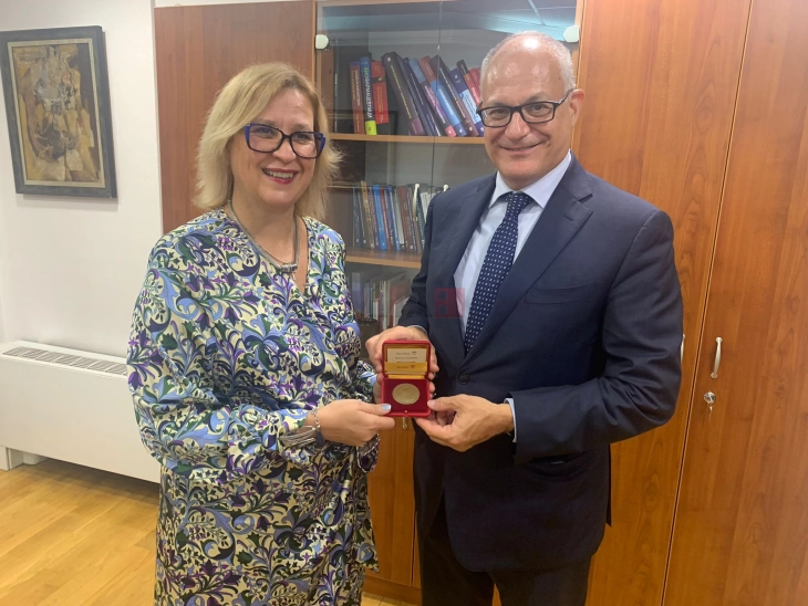 Gërkovska u takua me kryebashkiakun  e Romës: Maqedonia e Veriut dhe Italia kultivojnë marrëdhëniet miqësore, thellimin e bashkëpunimit ekonomik dhe kulturor