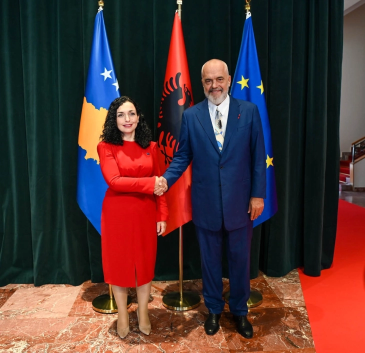 Presidentja Osmani u prit në takim nga kryeministri i Shqipërisë, Edi Rama
