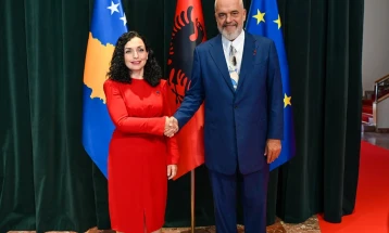 Presidentja Osmani u prit në takim nga kryeministri i Shqipërisë, Edi Rama