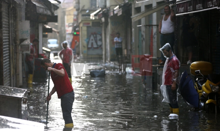 Pesë të zhdukur pas përmbytjeve që goditën Turqinë perëndimore