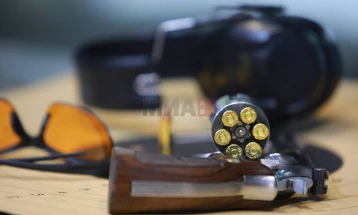 Një pushkë dhe municion janë gjetur gjatë bastisjes në Resnjë, një person është arrestuar