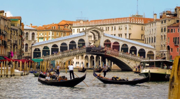 Venecia vitin e ardhshëm vendos bileta ditore për turistët, çmimi: pesë euro